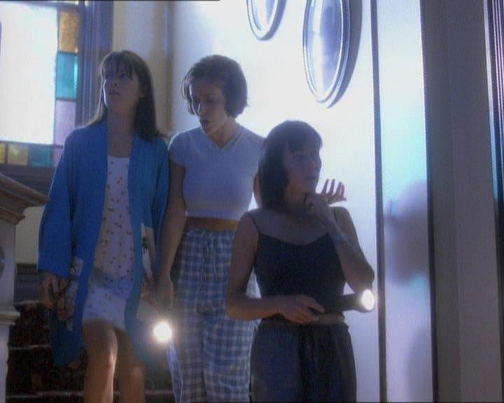 Charmed-Online_dot_net-1x01SomethingWiccaThisWayComes1015.jpg Charmed-Online_dot_net-1x01SomethingWiccaThisWayComes1015.jpg