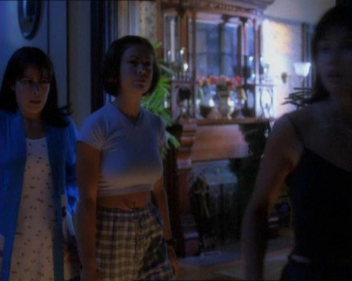 Charmed-Online_dot_net-1x01SomethingWiccaThisWayComes1020.jpg