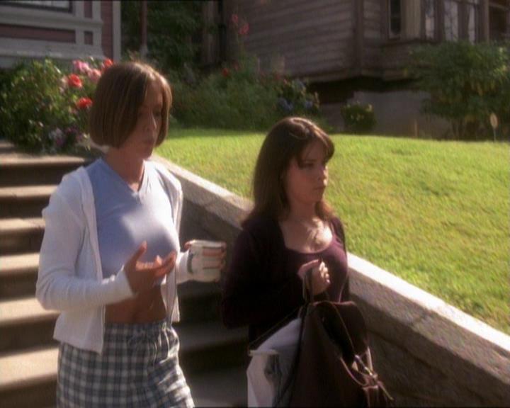 Charmed-Online_dot_net-1x01SomethingWiccaThisWayComes1094.jpg