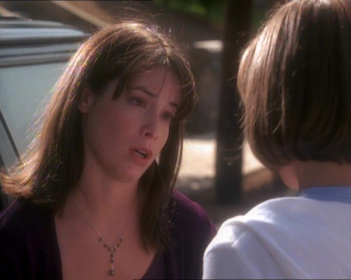 Charmed-Online_dot_net-1x01SomethingWiccaThisWayComes1117.jpg