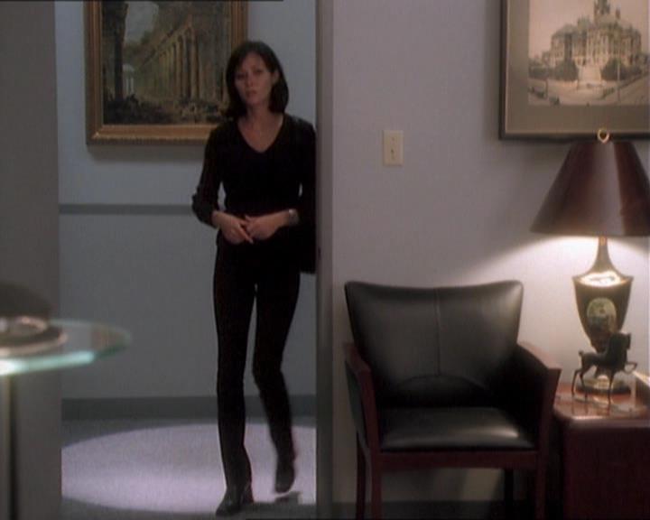 Charmed-Online_dot_net-1x01SomethingWiccaThisWayComes1298.jpg