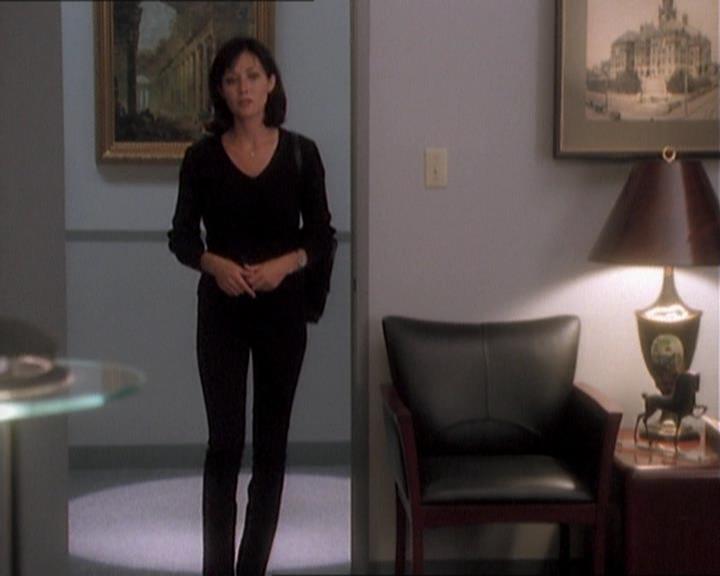 Charmed-Online_dot_net-1x01SomethingWiccaThisWayComes1299.jpg