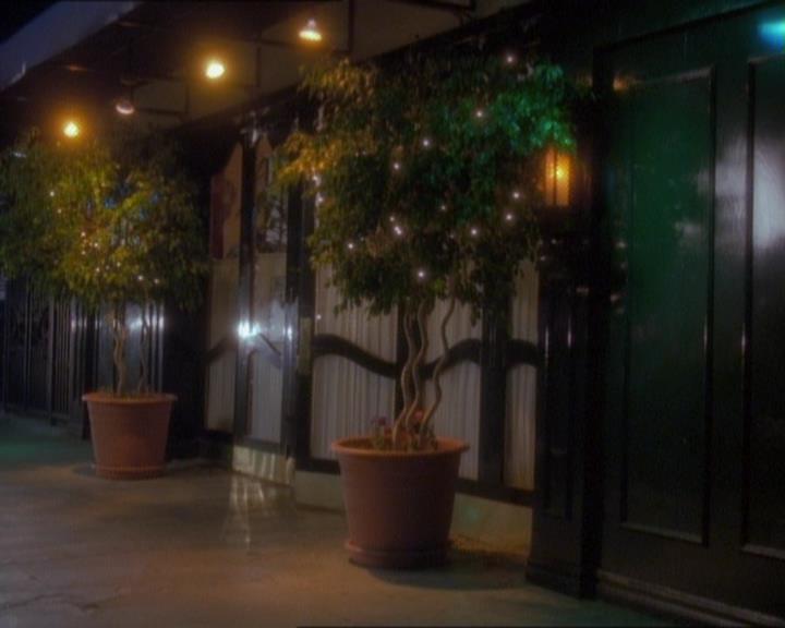 Charmed-Online_dot_net-1x01SomethingWiccaThisWayComes1591.jpg