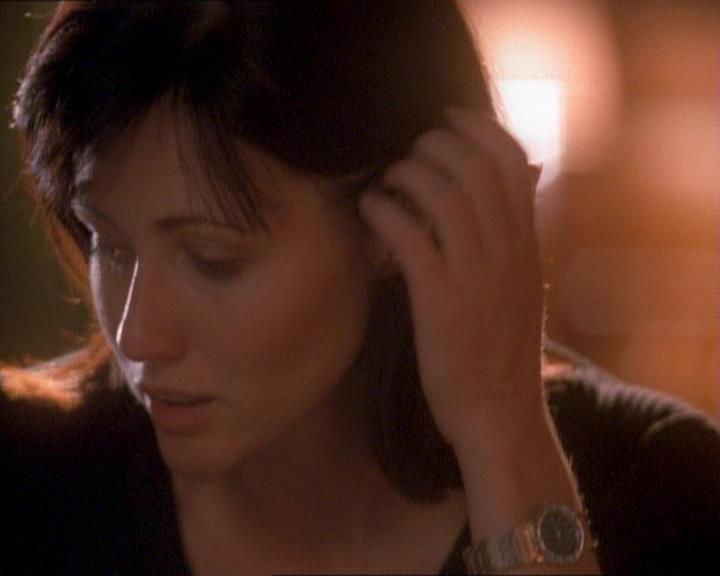 Charmed-Online_dot_net-1x01SomethingWiccaThisWayComes1616.jpg