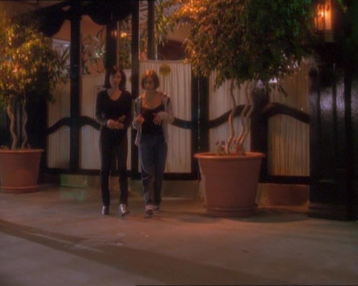 Charmed-Online_dot_net-1x01SomethingWiccaThisWayComes1667.jpg