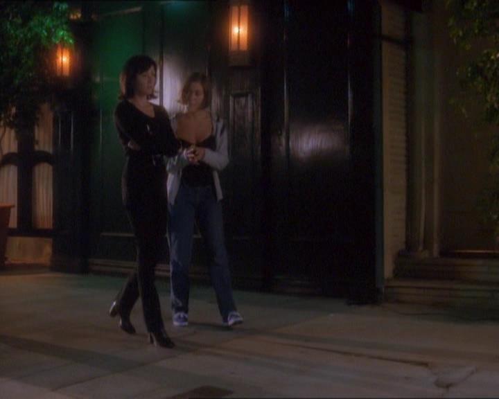 Charmed-Online_dot_net-1x01SomethingWiccaThisWayComes1673.jpg