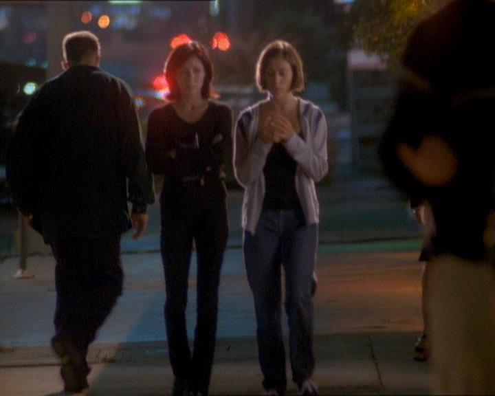 Charmed-Online_dot_net-1x01SomethingWiccaThisWayComes1681.jpg