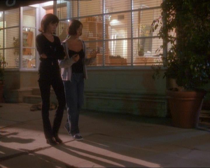 Charmed-Online_dot_net-1x01SomethingWiccaThisWayComes1684.jpg Charmed-Online_dot_net-1x01SomethingWiccaThisWayComes1684.jpg