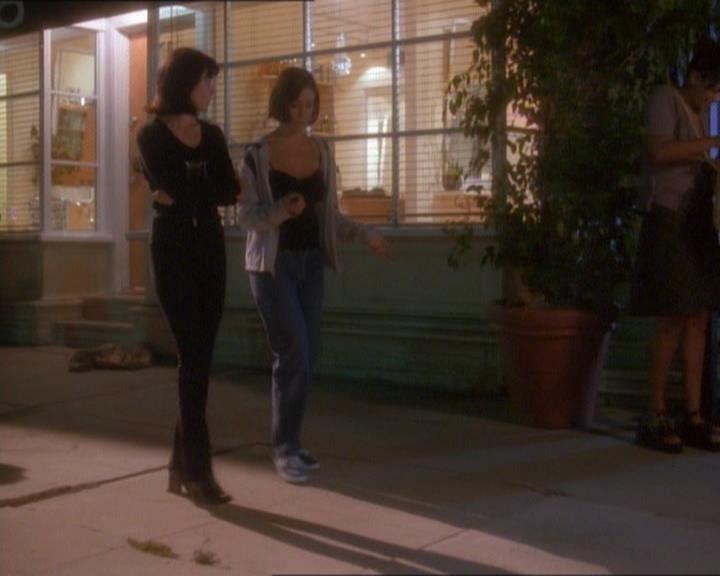 Charmed-Online_dot_net-1x01SomethingWiccaThisWayComes1685.jpg