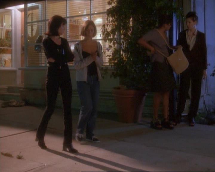 Charmed-Online_dot_net-1x01SomethingWiccaThisWayComes1686.jpg