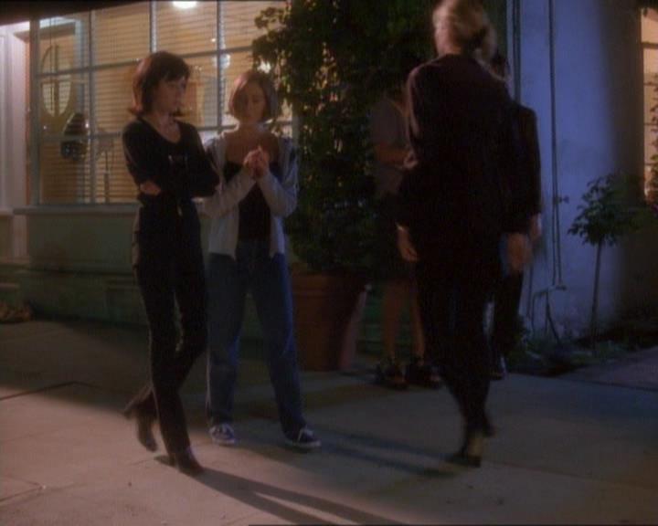Charmed-Online_dot_net-1x01SomethingWiccaThisWayComes1687.jpg