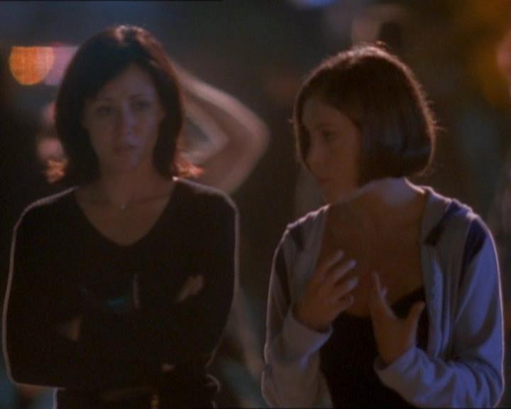 Charmed-Online_dot_net-1x01SomethingWiccaThisWayComes1689.jpg Charmed-Online_dot_net-1x01SomethingWiccaThisWayComes1689.jpg