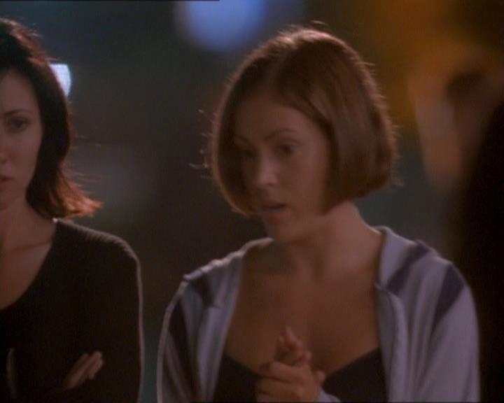 Charmed-Online_dot_net-1x01SomethingWiccaThisWayComes1694.jpg Charmed-Online_dot_net-1x01SomethingWiccaThisWayComes1694.jpg