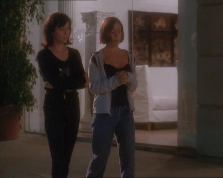 Charmed-Online_dot_net-1x01SomethingWiccaThisWayComes1701.jpg