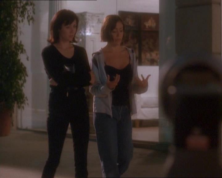 Charmed-Online_dot_net-1x01SomethingWiccaThisWayComes1702.jpg