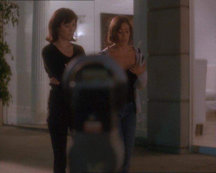 Charmed-Online_dot_net-1x01SomethingWiccaThisWayComes1703.jpg Charmed-Online_dot_net-1x01SomethingWiccaThisWayComes1703.jpg