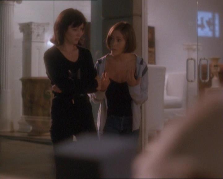 Charmed-Online_dot_net-1x01SomethingWiccaThisWayComes1705.jpg