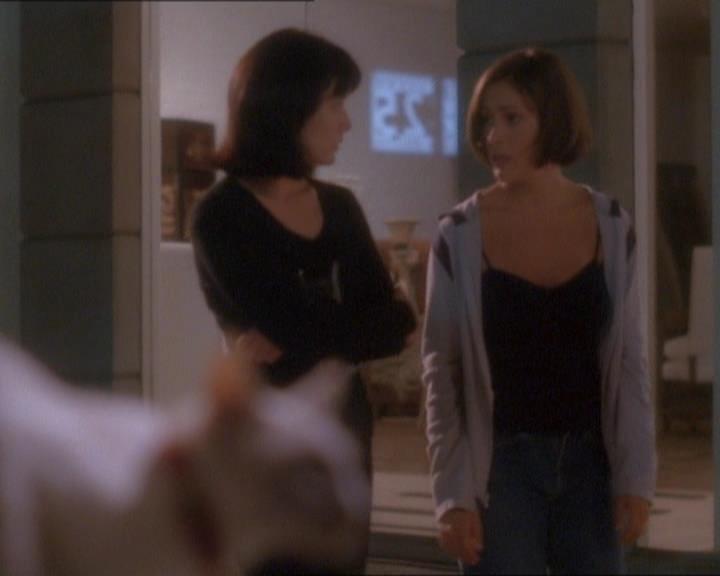 Charmed-Online_dot_net-1x01SomethingWiccaThisWayComes1708.jpg