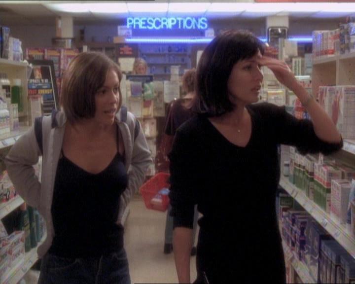 Charmed-Online_dot_net-1x01SomethingWiccaThisWayComes1787.jpg