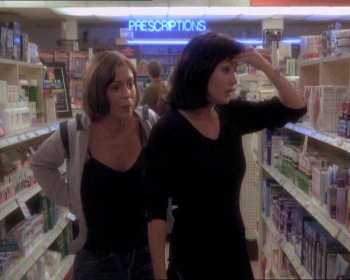 Charmed-Online_dot_net-1x01SomethingWiccaThisWayComes1788.jpg