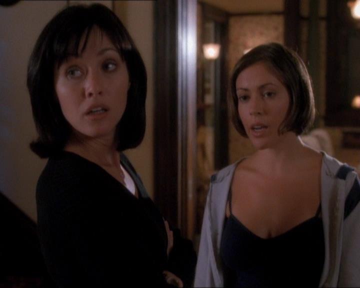 Charmed-Online_dot_net-1x01SomethingWiccaThisWayComes1993.jpg