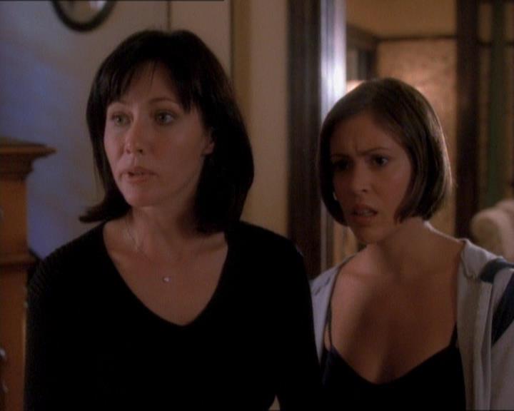 Charmed-Online_dot_net-1x01SomethingWiccaThisWayComes1996.jpg Charmed-Online_dot_net-1x01SomethingWiccaThisWayComes1996.jpg