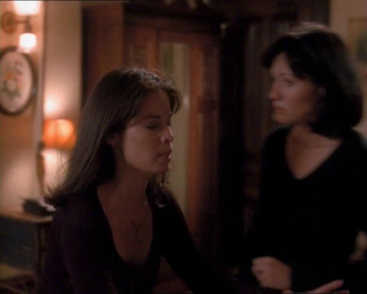 Charmed-Online_dot_net-1x01SomethingWiccaThisWayComes2000.jpg