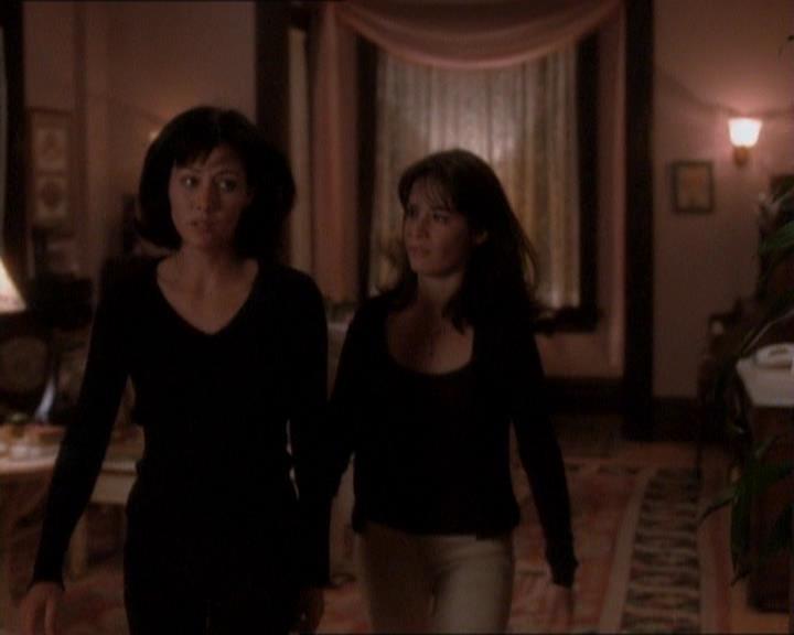 Charmed-Online_dot_net-1x01SomethingWiccaThisWayComes2029.jpg