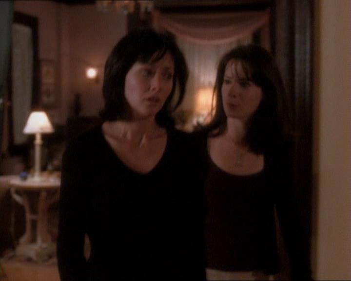 Charmed-Online_dot_net-1x01SomethingWiccaThisWayComes2030.jpg