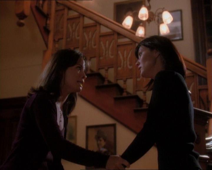 Charmed-Online_dot_net-1x01SomethingWiccaThisWayComes2034.jpg