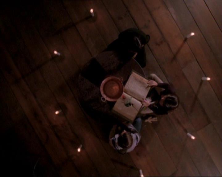 Charmed-Online_dot_net-1x01SomethingWiccaThisWayComes2040.jpg