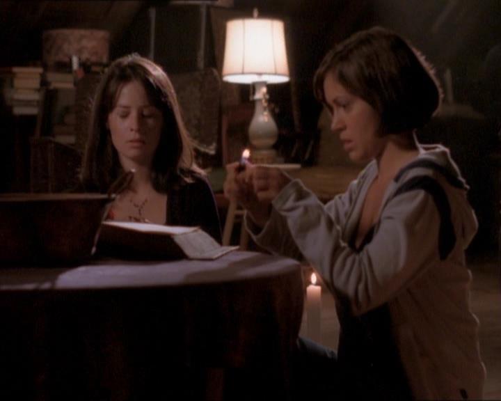 Charmed-Online_dot_net-1x01SomethingWiccaThisWayComes2049.jpg