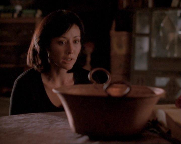 Charmed-Online_dot_net-1x01SomethingWiccaThisWayComes2050.jpg