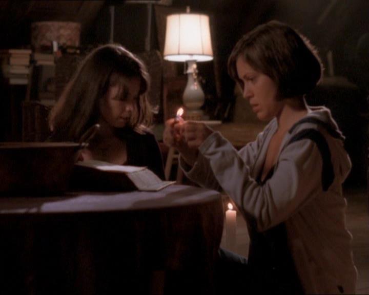 Charmed-Online_dot_net-1x01SomethingWiccaThisWayComes2051.jpg