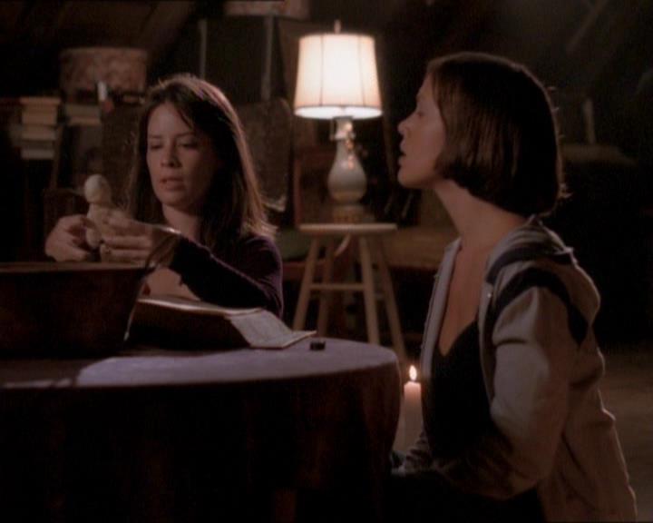 Charmed-Online_dot_net-1x01SomethingWiccaThisWayComes2055.jpg