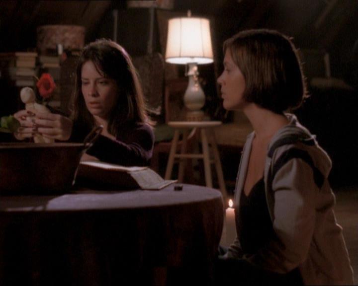 Charmed-Online_dot_net-1x01SomethingWiccaThisWayComes2058.jpg