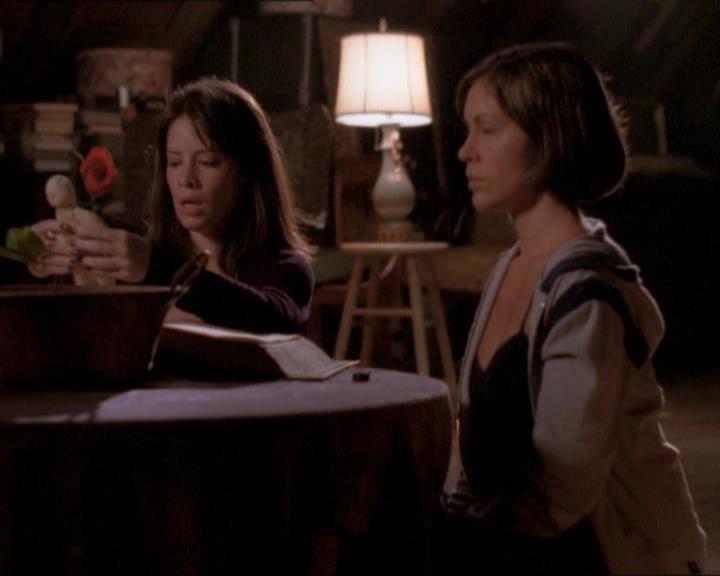 Charmed-Online_dot_net-1x01SomethingWiccaThisWayComes2059.jpg