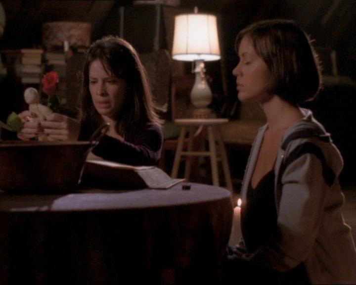 Charmed-Online_dot_net-1x01SomethingWiccaThisWayComes2062.jpg