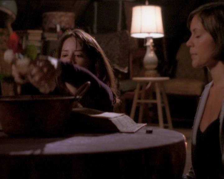 Charmed-Online_dot_net-1x01SomethingWiccaThisWayComes2067.jpg