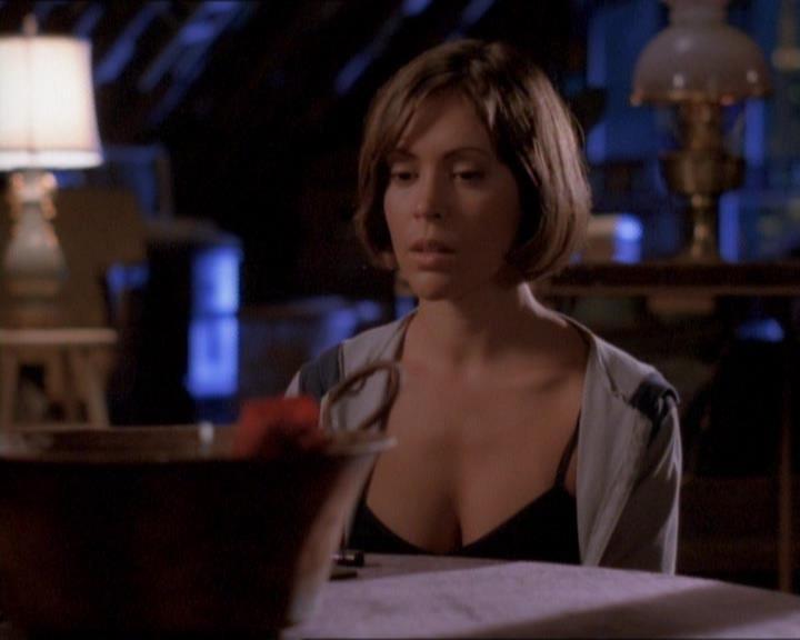 Charmed-Online_dot_net-1x01SomethingWiccaThisWayComes2072.jpg