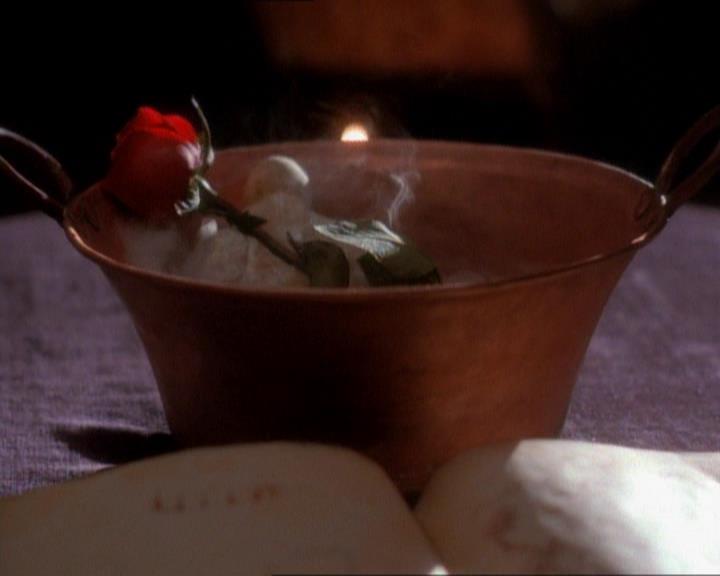 Charmed-Online_dot_net-1x01SomethingWiccaThisWayComes2074.jpg