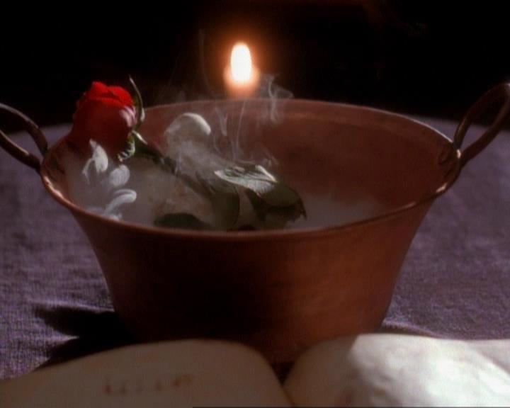 Charmed-Online_dot_net-1x01SomethingWiccaThisWayComes2075.jpg