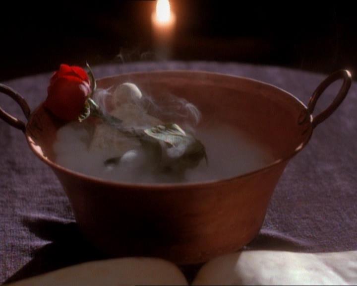 Charmed-Online_dot_net-1x01SomethingWiccaThisWayComes2076.jpg