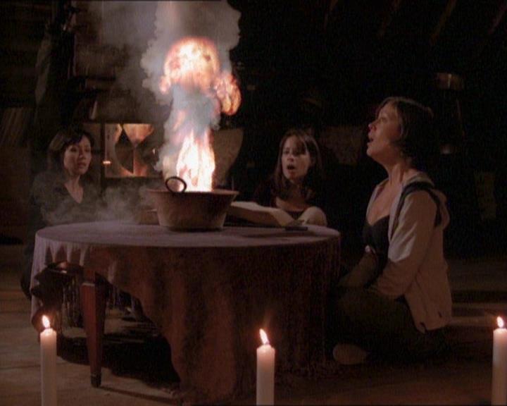 Charmed-Online_dot_net-1x01SomethingWiccaThisWayComes2085.jpg