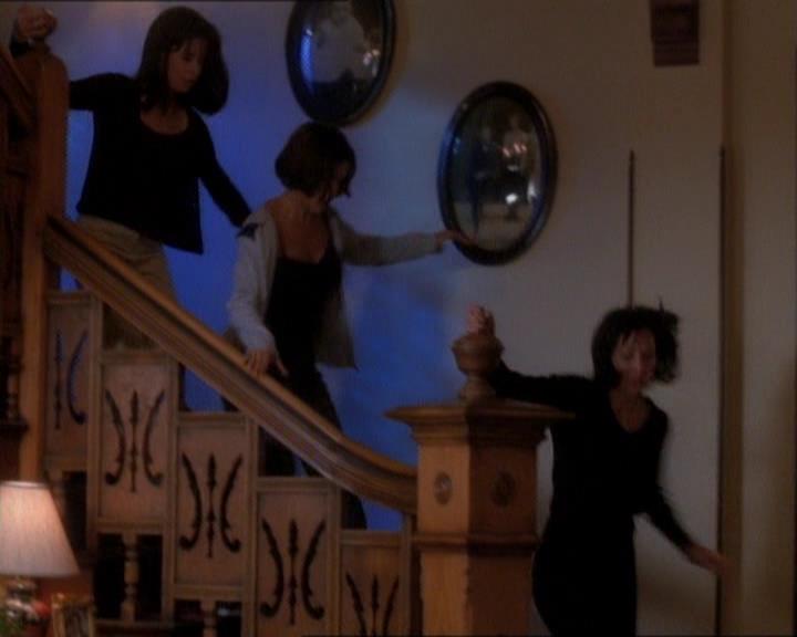 Charmed-Online_dot_net-1x01SomethingWiccaThisWayComes2117.jpg