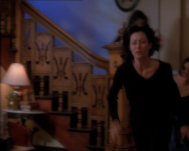 Charmed-Online_dot_net-1x01SomethingWiccaThisWayComes2118.jpg