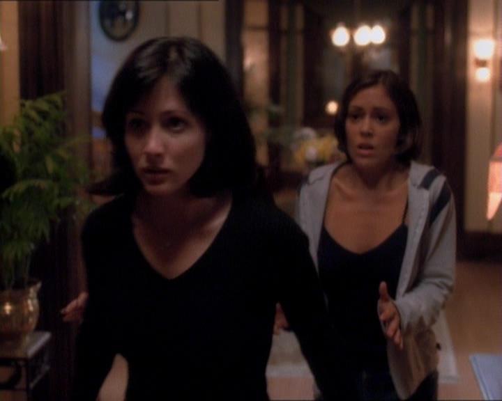 Charmed-Online_dot_net-1x01SomethingWiccaThisWayComes2124.jpg