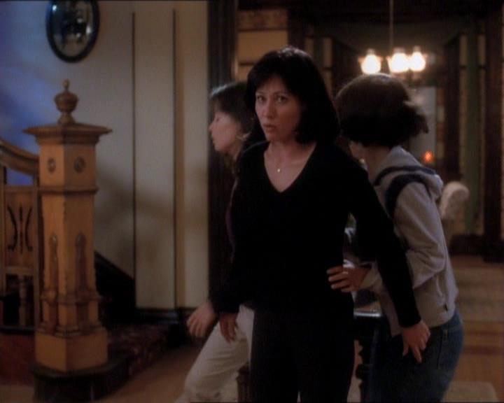 Charmed-Online_dot_net-1x01SomethingWiccaThisWayComes2130.jpg