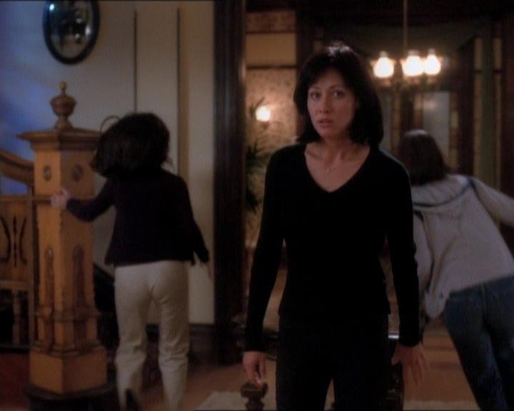 Charmed-Online_dot_net-1x01SomethingWiccaThisWayComes2131.jpg