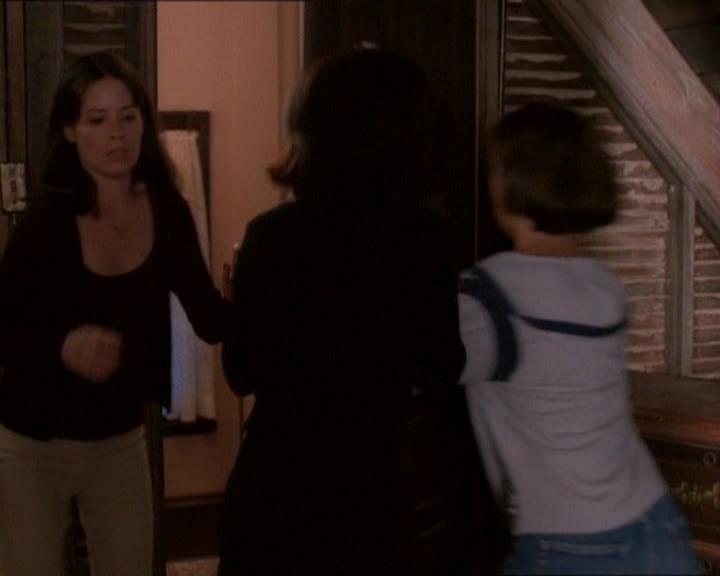 Charmed-Online_dot_net-1x01SomethingWiccaThisWayComes2144.jpg